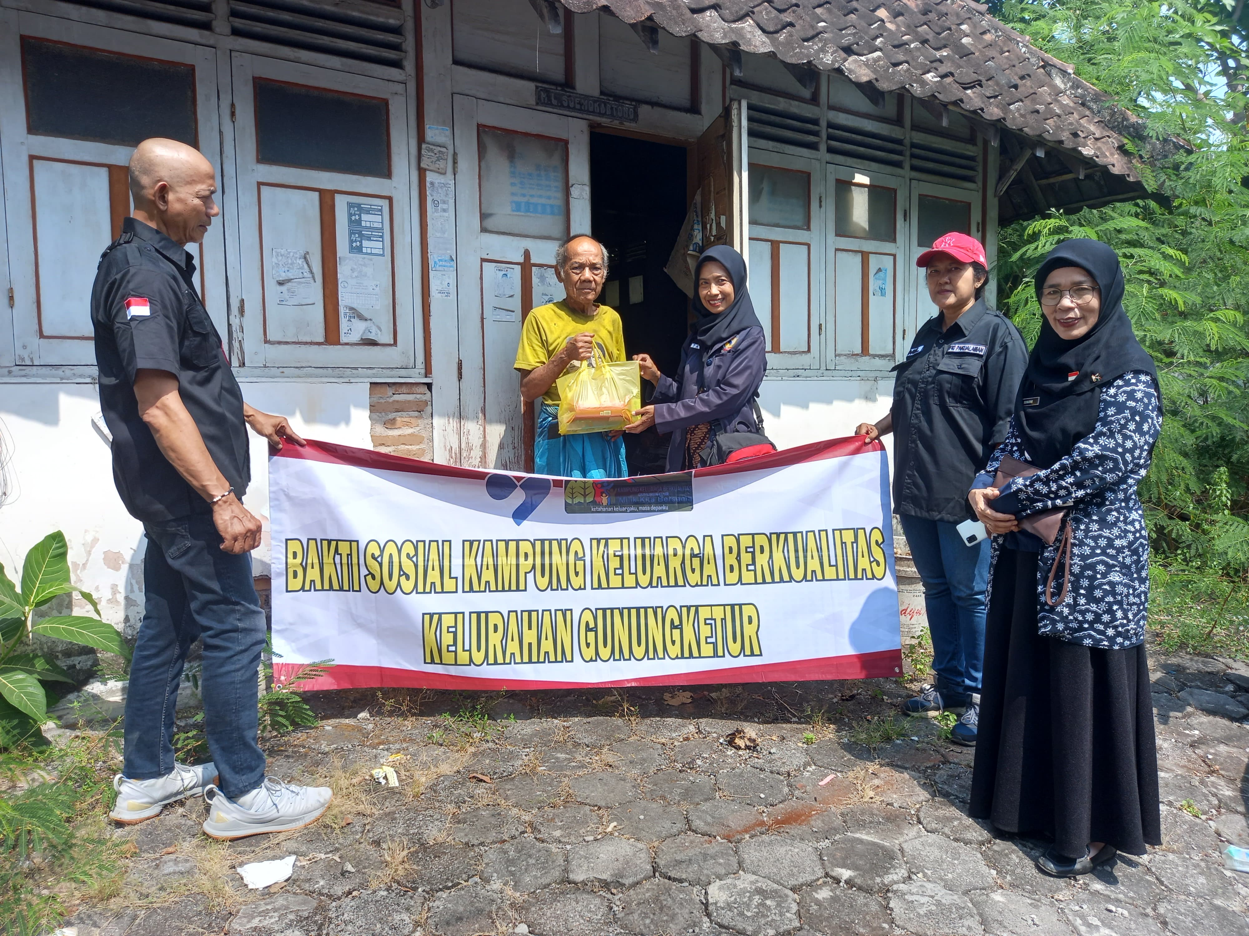 Aksi Peduli untuk Kelompok Rentan Kampung Keluarga Berkualitas Kelurahan Gunungketur