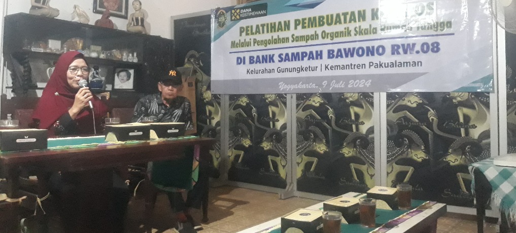 PELATIHAN PEMBUATAN KOMPOS MELALUI PENGOLAHAN SAMPAH ORGANIK SKALA RUMAH TANGGA