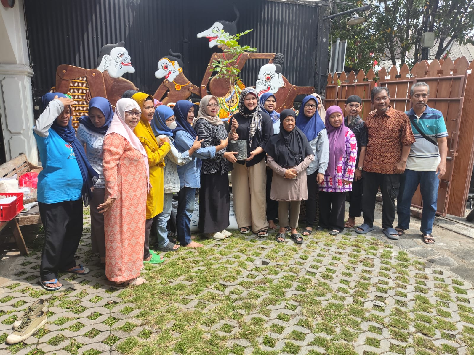 Tani Kapatani Nawa mengadakan Bimtek Budidaya  Tabulampot di Pendopo Punokawan Kampung Kauman Kelurahan Gunungketur.