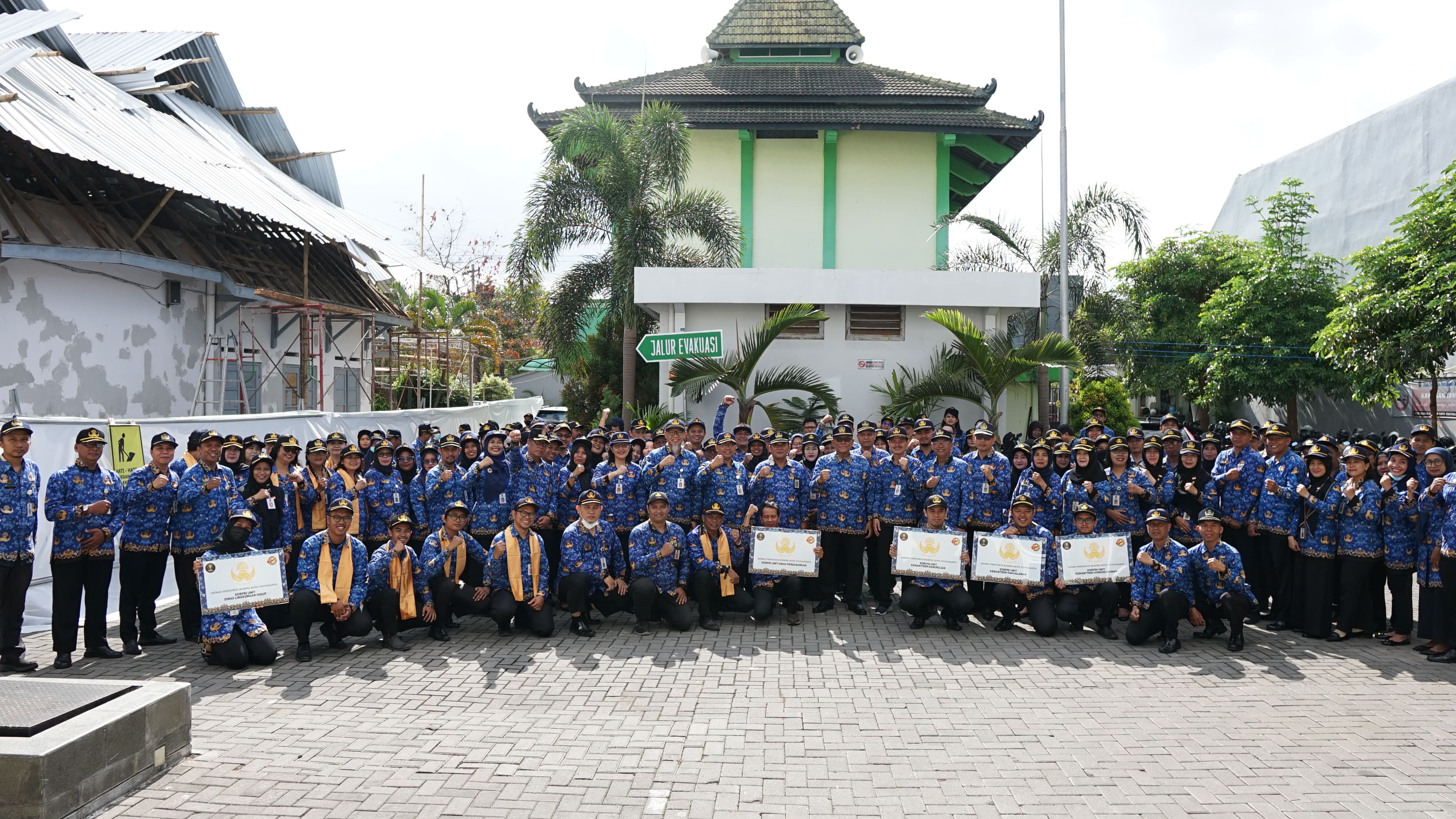 Lurah dan Pejabat Struktural Kelurahan Gunungketur Hadiri Apel Pemasangan Prasasti KORPRI Unit OPD